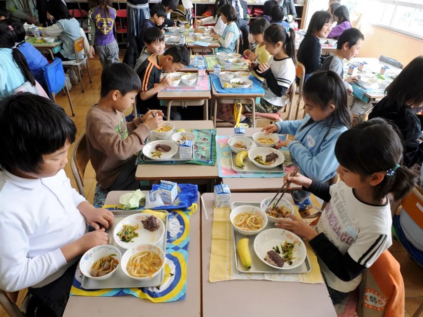 Trẻ em Nhật Bản được phép nói chuyện trở lại trong bữa trưa sau đại dịch Covid-19